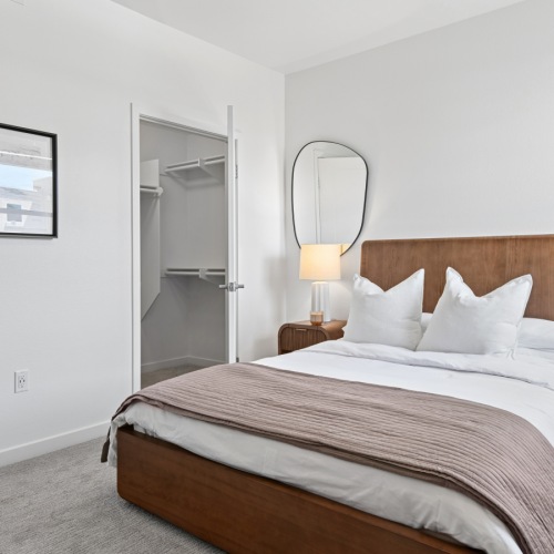 Bedeoom with large queen sizes bed and nightstands 