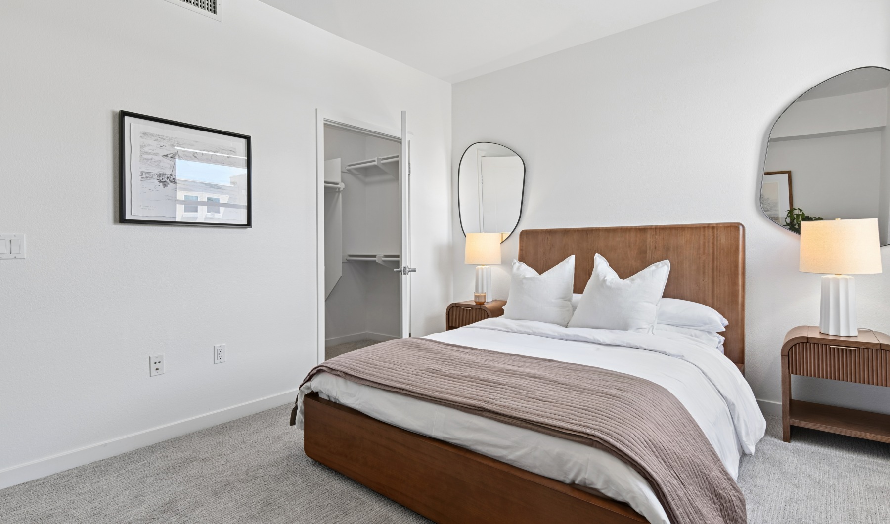 Bedeoom with large queen sizes bed and nightstands 