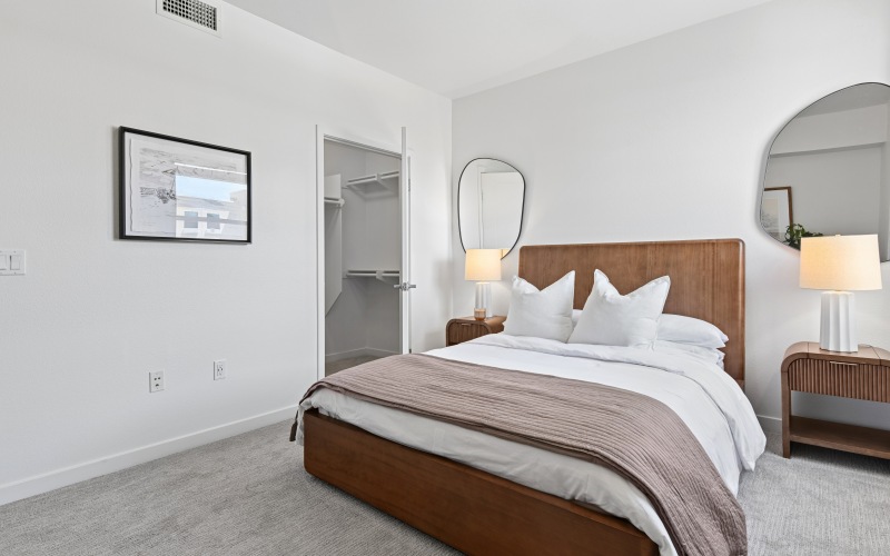 Bedeoom with large queen sizes bed and nightstands 